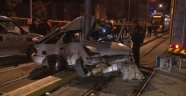 Katener direğine çarpan otomobil ikiye bölündü