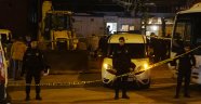 Kavgayı ayırmaya çalışan polisi silahla vurdu