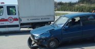 Kavşakta iki otomobil çarpıştı: 2 yaralı