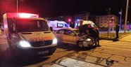 Kavşakta iki otomobil çarpıştı: 3 yaralı