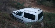 Kayan araca çarpmamak için menfeze uçtular: 1'i ağır 5 yaralı