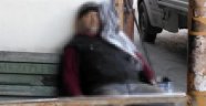 Kayınpederini kafasına bıçak saplayarak öldürdü