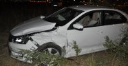 Kaza sonrası tarlaya uçan otomobilde 1'i ağır 4 kişi yaralandı