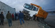 Kaza yapan hafriyat kamyon duvara metreler kala durdu