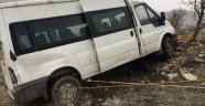 Kaza yapan minibüsün uçurumdan yuvarlanmaması için iplerle ağaca bağladılar