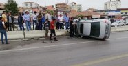 Kaza yapan otomobilin sürücüsü yaralandı