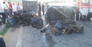 Kazada otomobil ikiye bölündü: 4 yaralı