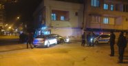 Kazada savrulan otomobil bakkal duvarına çarptı: 2 yaralı