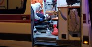 Kazada yaralanan motosiklet sürücüsünü kaskı kurtardı