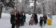Kent merkezine yıllar sonra yağan yoğun kar sevinçle karşılandı