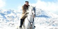 Kim'den dünyaya dağın zirvesinde mesaj