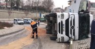 Kömür yüklü tır kontrolden çıkıp devrildi