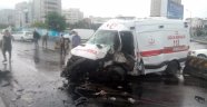 Kontrolden çıkan ambulans tabela direğine çarptı, 3 yaralı