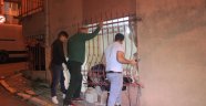 Kontrolden çıkan araç evin salonuna girdi