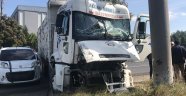 Kontrolden çıkan kamyon direğe çarptı: 1 yaralı