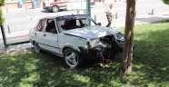 Kontrolden çıkan otomobil ağaç ve durağa çarptı: 2 yaralı