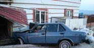Kontrolden çıkan otomobil evin bahçesine girdi