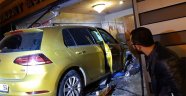 Kontrolden çıkan otomobil mağazaya girdi