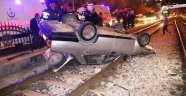 Kontrolden çıkan otomobil tramvay yoluna girdi: 2 yaralı