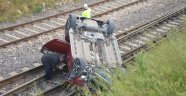 Kontrolden çıkan otomobil tren yoluna düştü