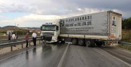 Kontrolden çıkan tır karayolunu trafiğe kapattı
