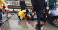 Kontrolü kaybeden motosiklet sürücüsü çarptığı otomobilin altında kaldı