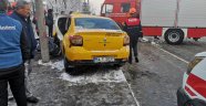 Kontrolü kaybeden ticari taksi direğe çarptı: 4 yaralı