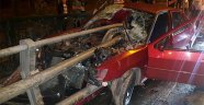 Köprü bariyeri otomobile ok gibi saplandı: 2 yaralı