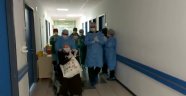 Korona virüsü yenen 67 yaşındaki kadın alkışlarla taburcu oldu