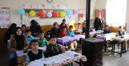 Köy okulunda öğretmenler günü kutlandı
