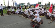 Köylü teyzelerden tırpanlı, oraklı, baltalı müze eylemi