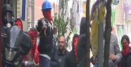 Kurtuluş'ta polise molotoflu saldırı
