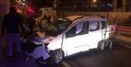 Kuşadası'nda alkollü sürücü emniyet önünde tretuvara çarptı; 1 yaralı