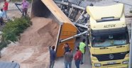 Kuşadası'nda kum taşıyan damperli tır devrildi