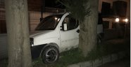 Kuşadası'nda otomobil ağaçla duvar arasına sıkıştı