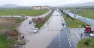 Kuvvetli yağışla, karayolu ve tarla su altında kaldı