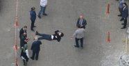 Kuyumcukent'in çatısından düşen genç ağır yaralandı