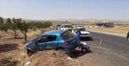 Lastiği patlayan araç yoldan çıktı: 6 yaralı