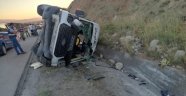 Lastiği patlayan minibüs yan yattı: 16 yaralı