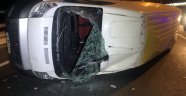 Lastiği patlayan panelvan minibüs devrildi: 2 yaralı