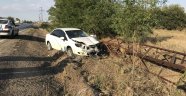 Lastiği patlayınca direğe çarptı