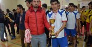 Liseler Arası Hentbolda dereceye giren okullara kupaları verildi