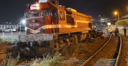 Lokomotif otomobille çarpıştı