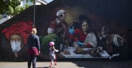 Londra'da duvara çizilen resme maske ve eldiven takviyesi