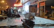 Lüks otomobil ayakkabı dükkanına daldı