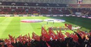 Maça gelen taraftara Türk Bayrağı dağıtıldı