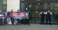Mahkeme önünde Assange için protesto
