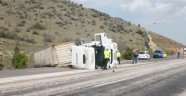 Makarna yüklü tır devrildi