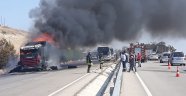 Manisa'da seyir halindeki tır alev alev yandı