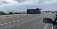 Manisa'da üzüm yüklü kamyon devrildi: 1 yaralı